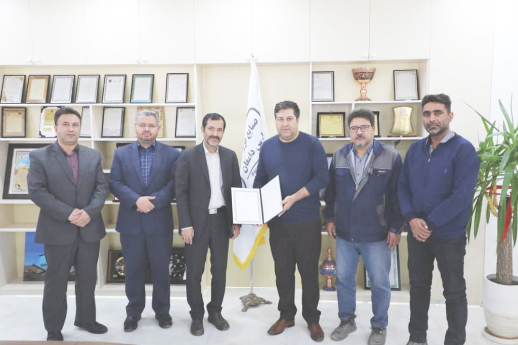 تقدیر مدیرعامل شرکت برق منطقهای سمنان از فعالیتهای شرکت صنایع فروآلیاژ پارس دامغان 2 photo 2025 11 10 22 45 07