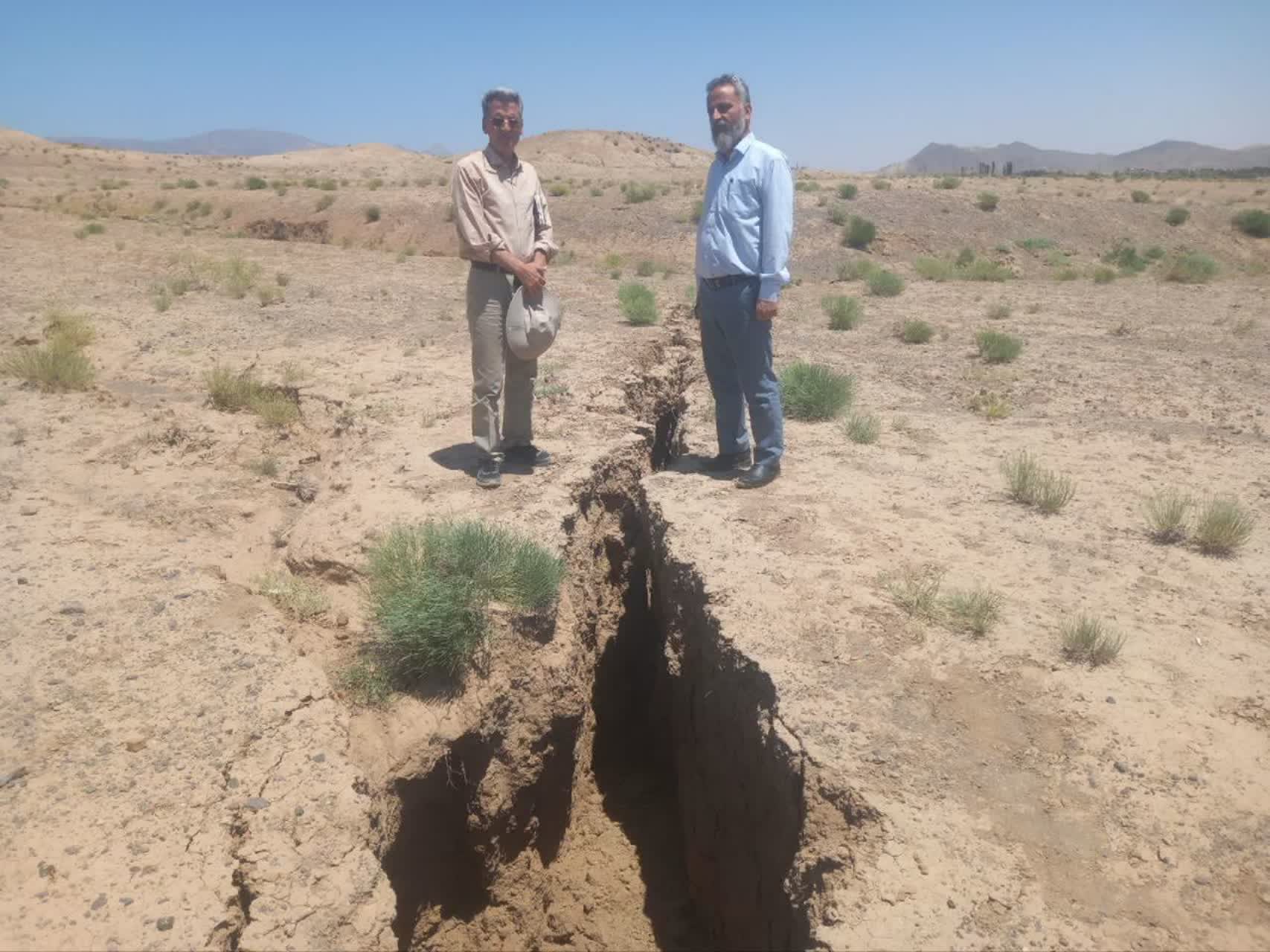 پیدایش شکافهای فرونشستی در بالادست قلعهنو خرقان زنگ خطر افت منابع آب زیرزمینی 1 photo28751409604