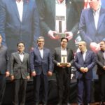تندیس هشتمین کنفرانس نیروگاه‌های خورشیدی کشور به مدیرعامل شرکت توزیع نیروی برق استان سمنان رسید